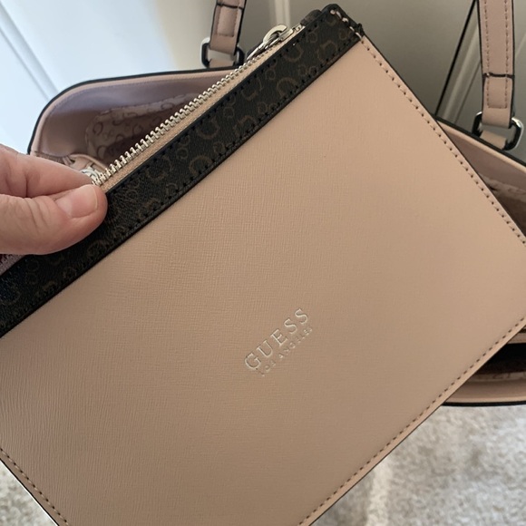 Guess Walsh Travel Tote with pouch NEW with tags! - Picture 9 of 10